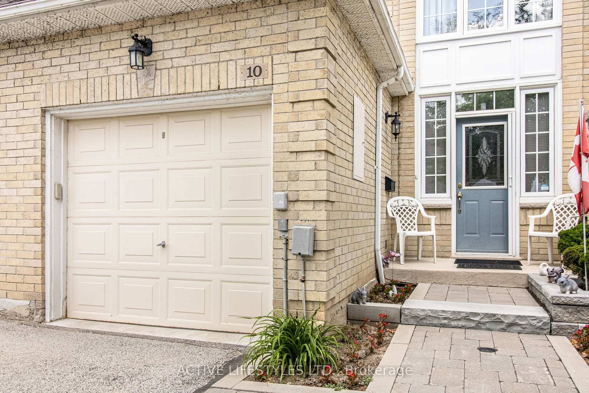 Gorgeous unit ! Upgraded high end laminate throughout, beautiful kitchen featuring a custom center island, dining room, ceramic backsplash in kitchen, Cosy living room with gas fireplace, laminate floors throughout ...