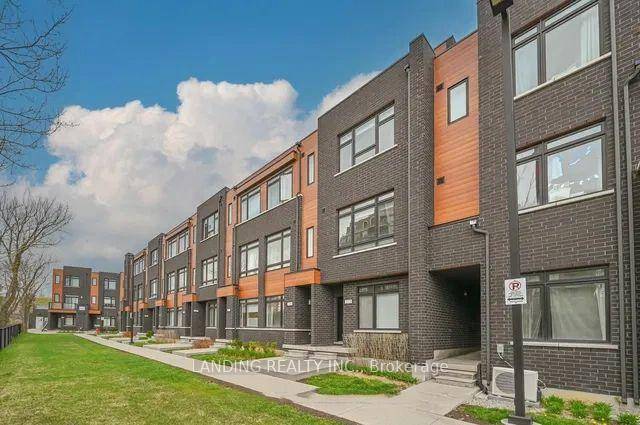 Modern 3 Bedroom Townhome in Prime Richmond Hill Location !
