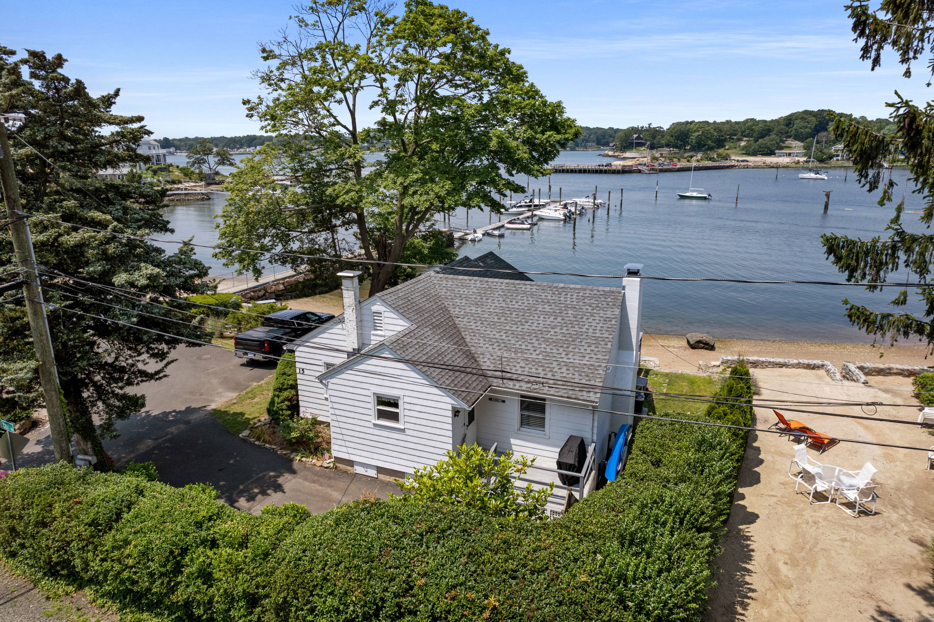 DIRECT WATERFRONT IN BRANFORD !