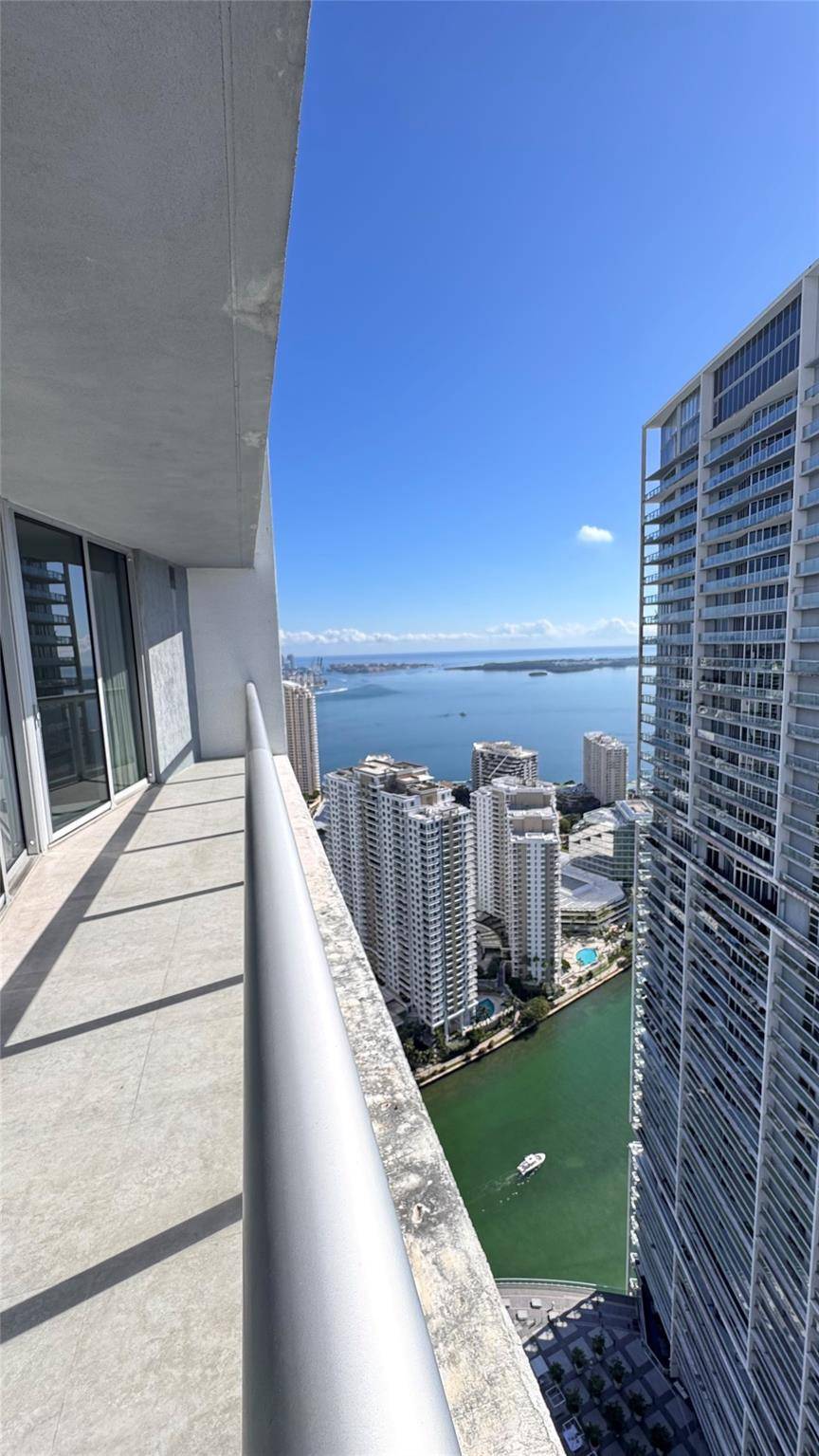 BEAUTIFUL CORNER UNIT LOCATED IN DOWNTOW MIAMI.