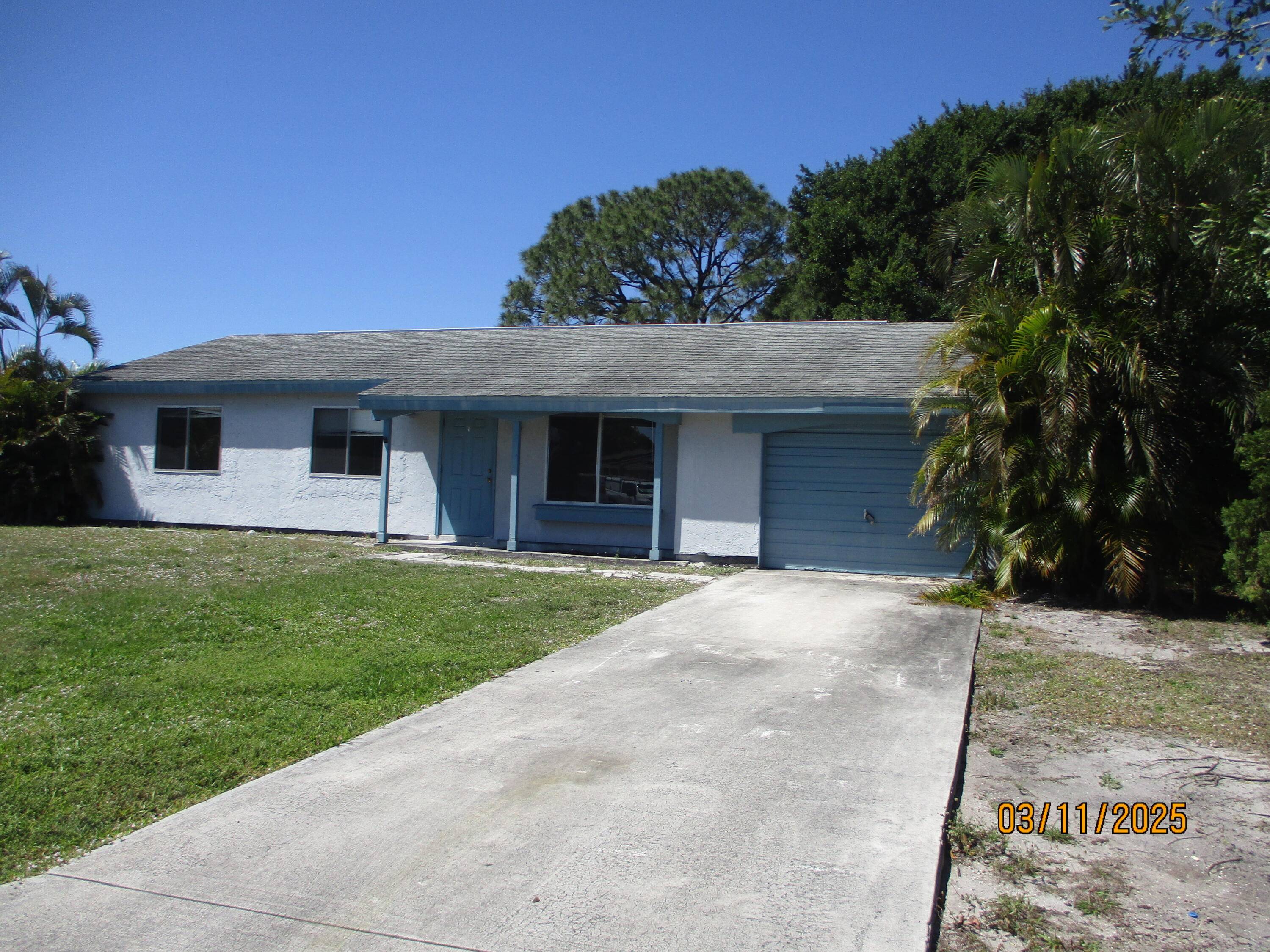 This 3 2 1 home in Parks Edge is around the corner from shopping, parks, schools.