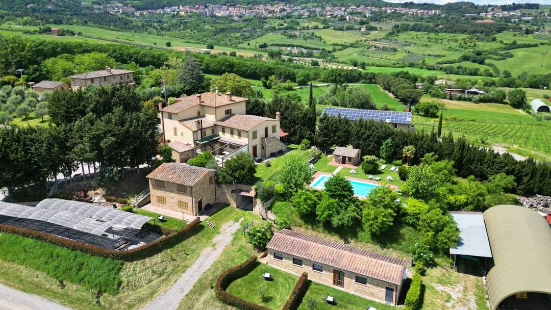 Exclusive estate with farm, vineyard, accommodation facility with 17 lodgings, wine cellar and wellness centre for sale in Tuscany.