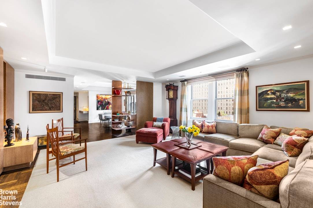 Big, bright and beautiful Classic Six with 3 exposures, directly across the street from Riverside Park !