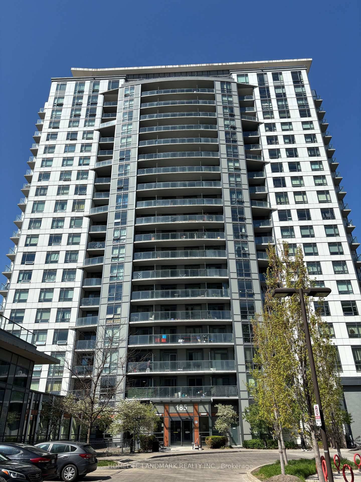 Love Condos, Spacious amp ; Bright 1 Bed Suite Facing The Courtyard Quiet Side.