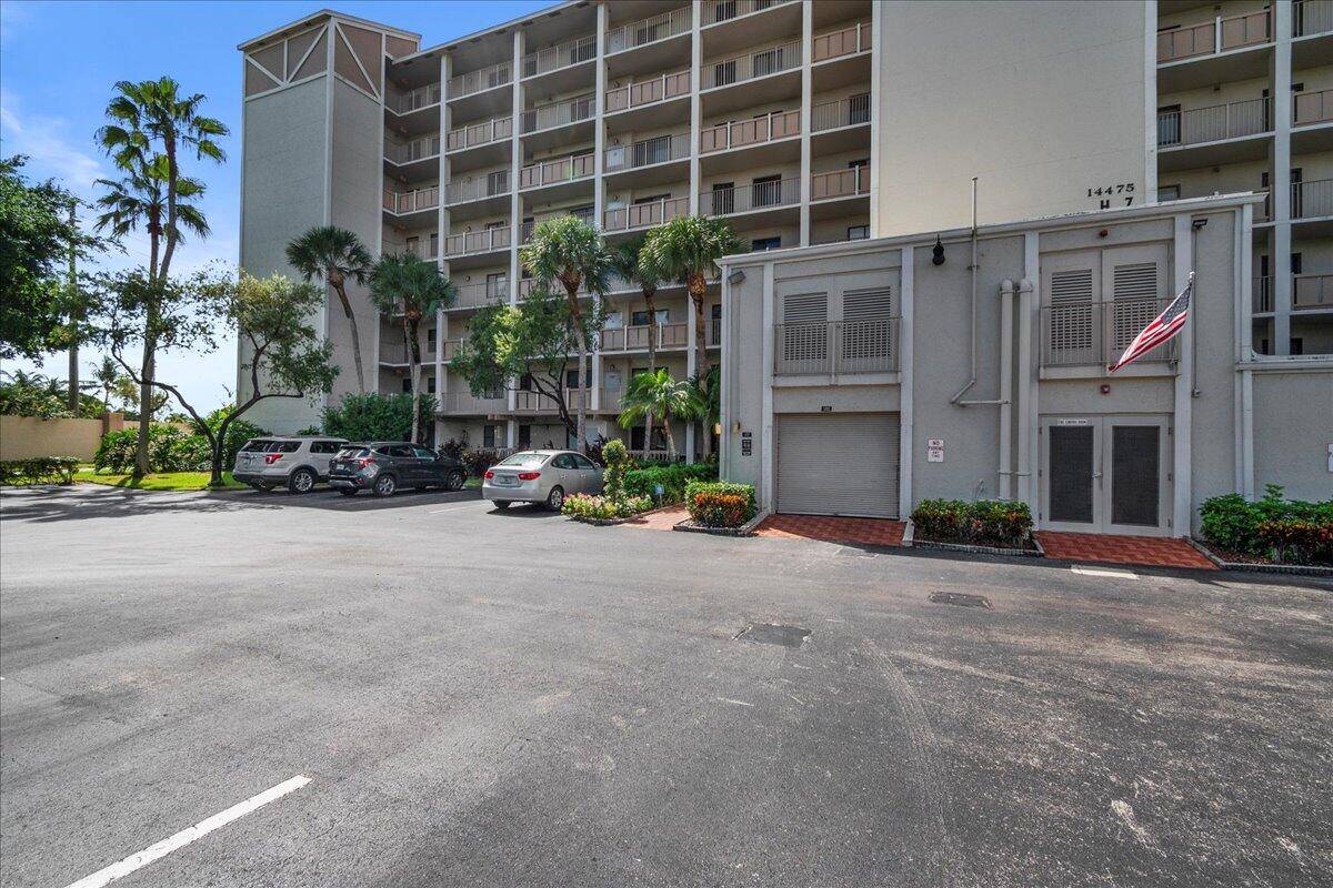 Spacious 2 bed, 2 bath condo in the highly desirable 55 Huntington Lakes community.
