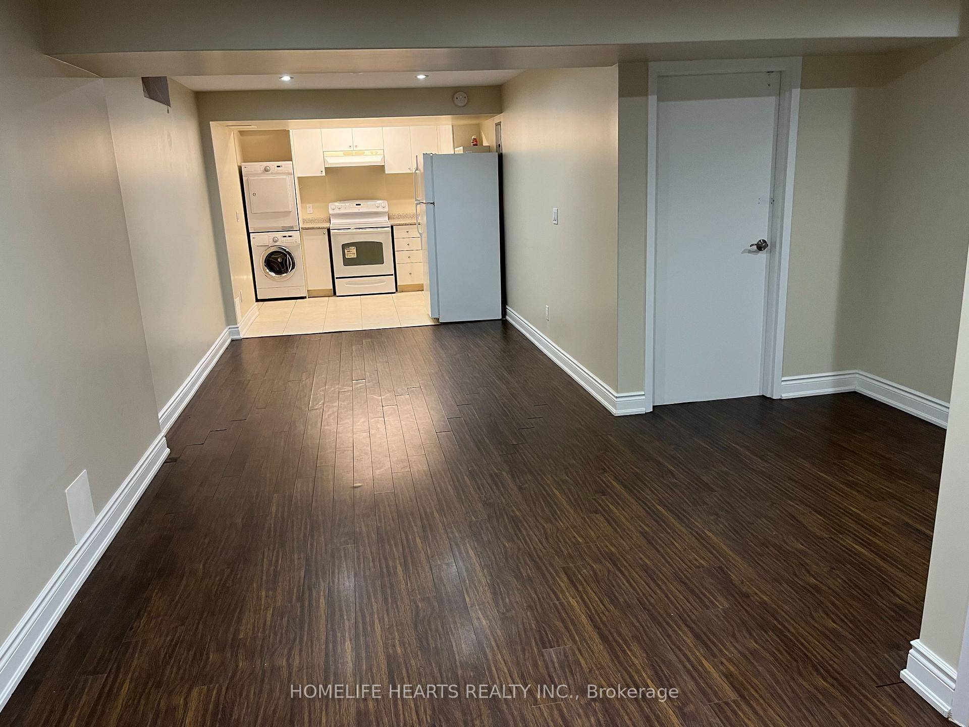 Beautiful Spacious Well Kept 1 Bedroom Den And Living Area, Located Near Derry Road And Mavis Area In Mississauga.