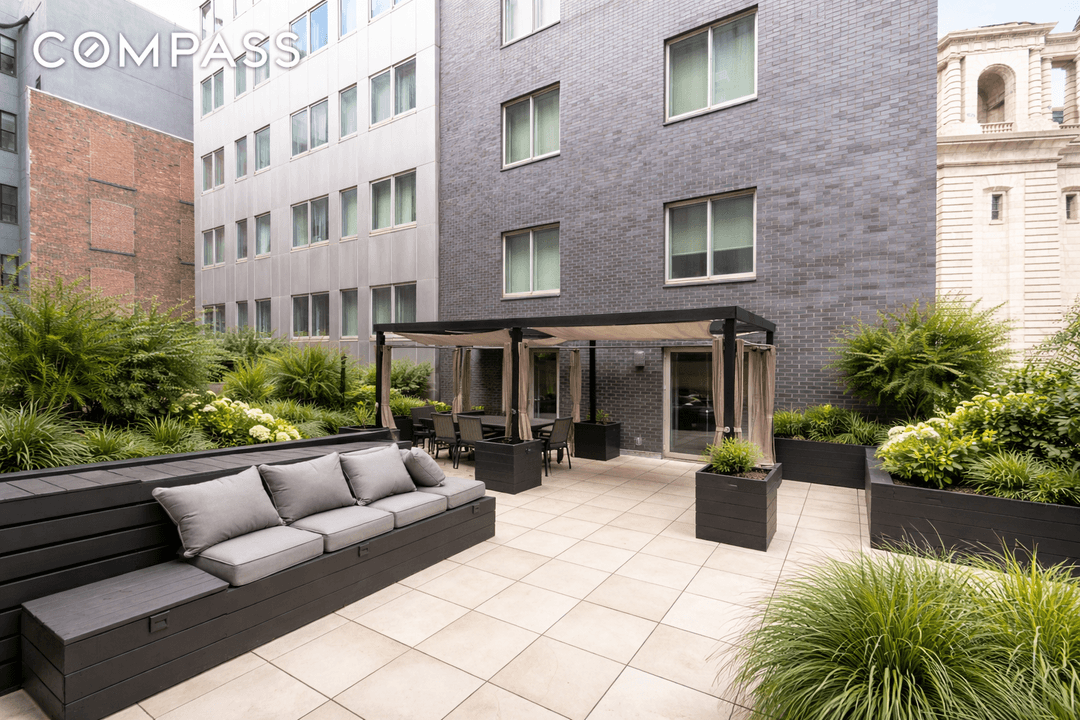 EXPANSIVE PRIVATE TERRACE IN DUMBO Located in the heart of DUMBO, this beautifully maintained one bedroom, one bathroom home offers approximately 912 sq.