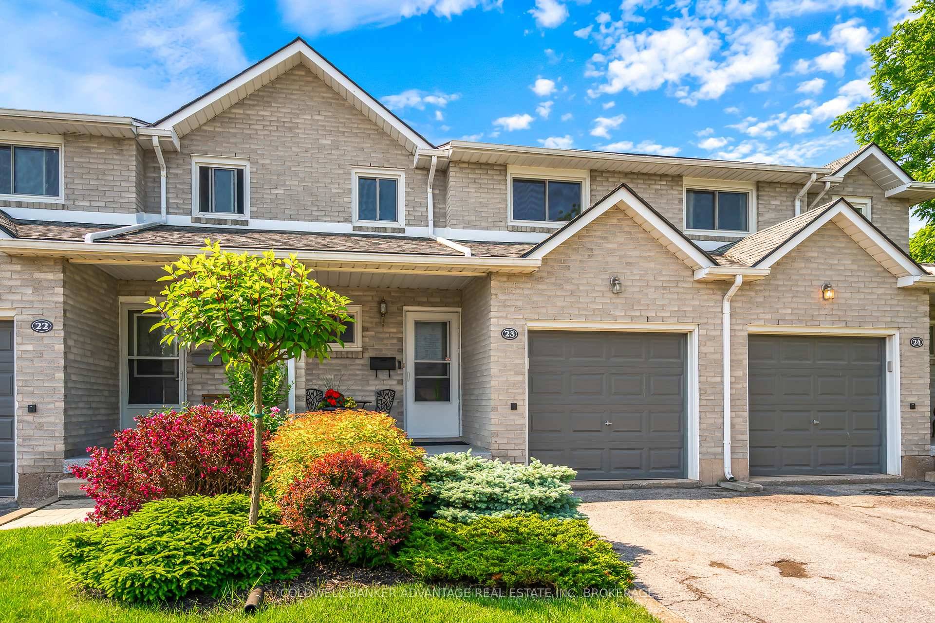 Beautifully Renovated 3 Bedroom Townhouse in Prime North Welland Location.