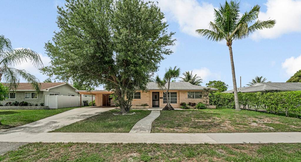 Don't miss this opportunity to purchase this 3 bedroom 2 bath home that is ready for a new owner to put their own personal touches on.