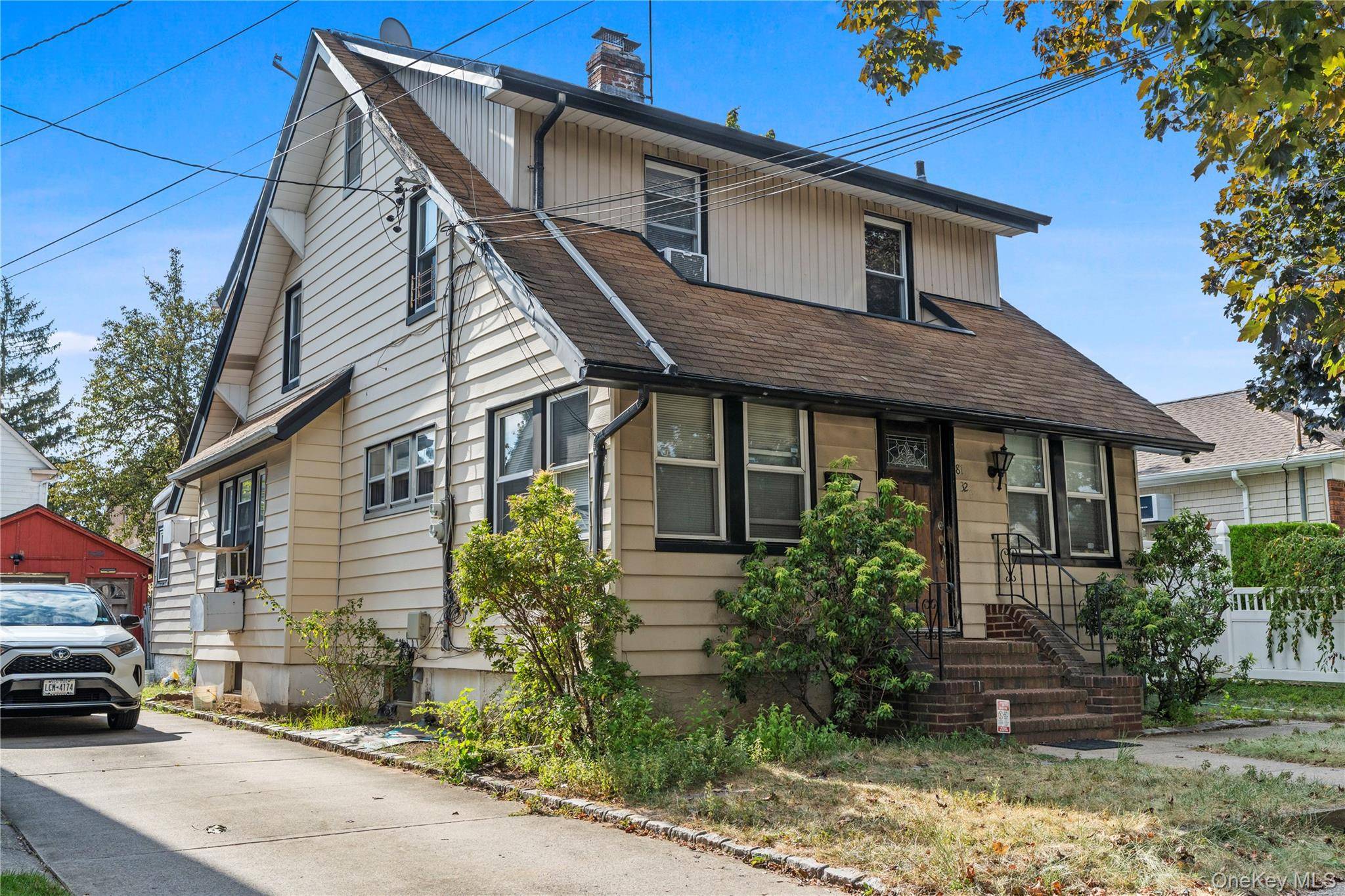 CHARMING FLORAL PARK SINGLE FAMILY HOME Discover this wonderful 4 bedroom, 2 bathroom single family home nestled on a picturesque tree lined street in one of Floral Park's most desirable ...