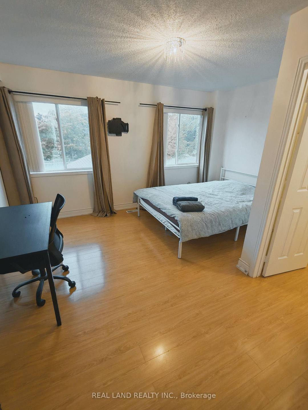 Master Bedroom with Ensuite for Rent Flexible month to month minimum 2 months ; No contract required ; All inclusive pricing utilities and internet included ; Fully furnished with kitchen ...