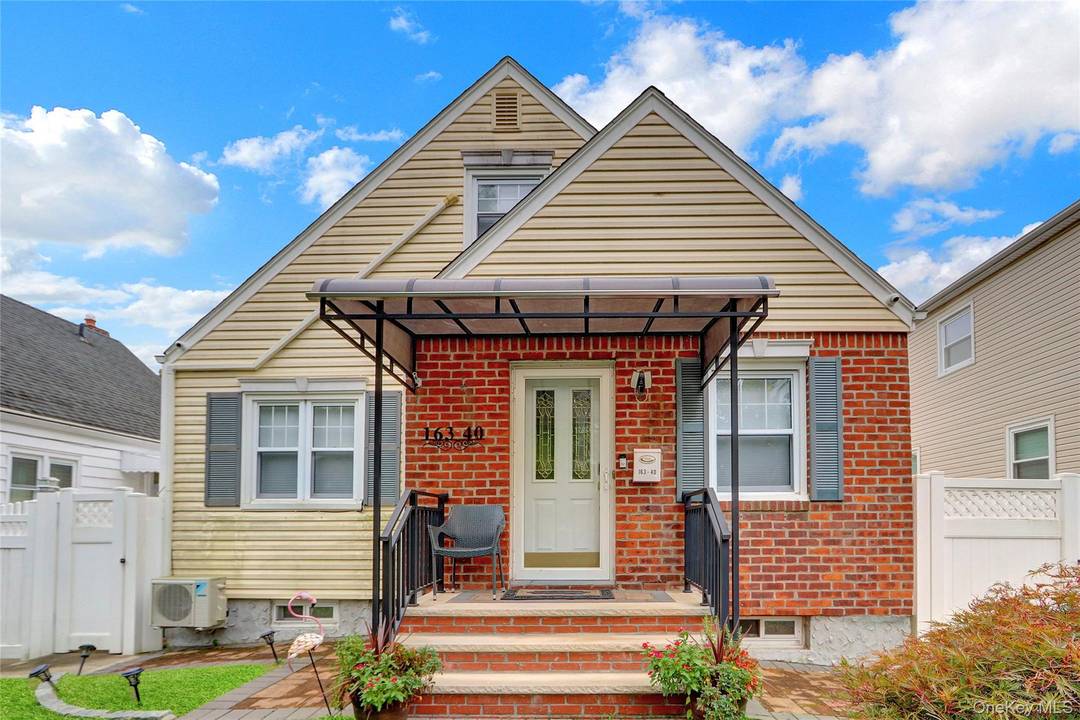 Welcome to this delightful fully renovated single family home in Whitestone.