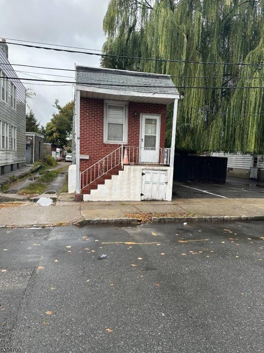 DEEP LOT VALUE IS IN THE LAND.