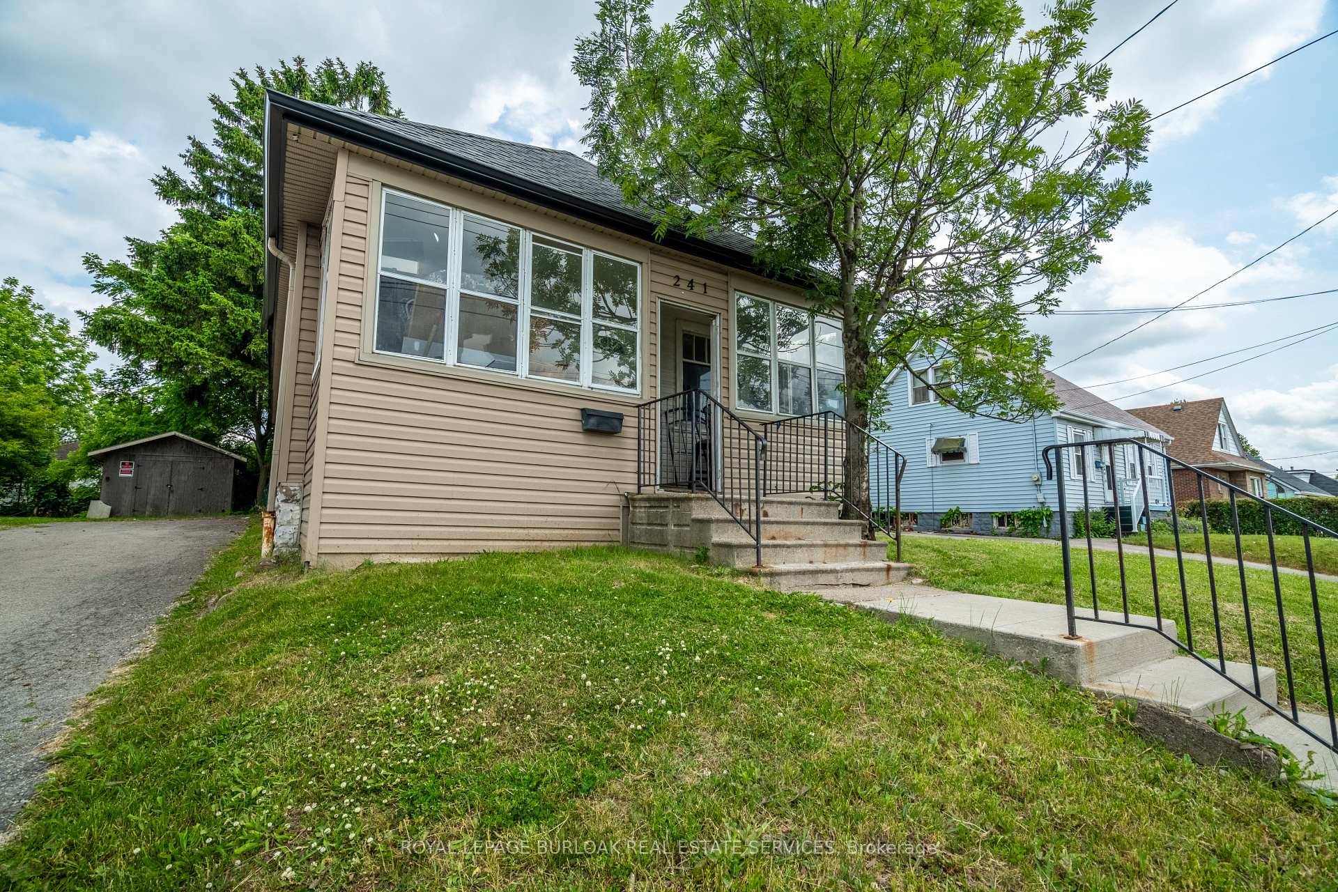 Excellent turnkey STUDENT RENTAL CASH FLOWING investment opportunity in Hamilton's desirable West Mountain.
