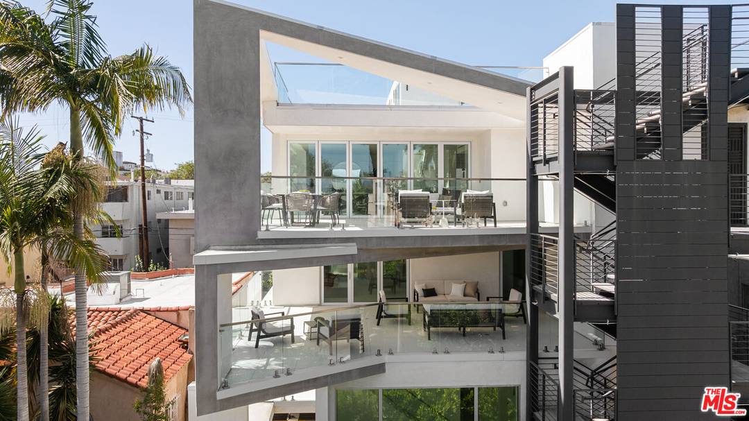 621 N Kings Rd 2BR Beverly Grove La