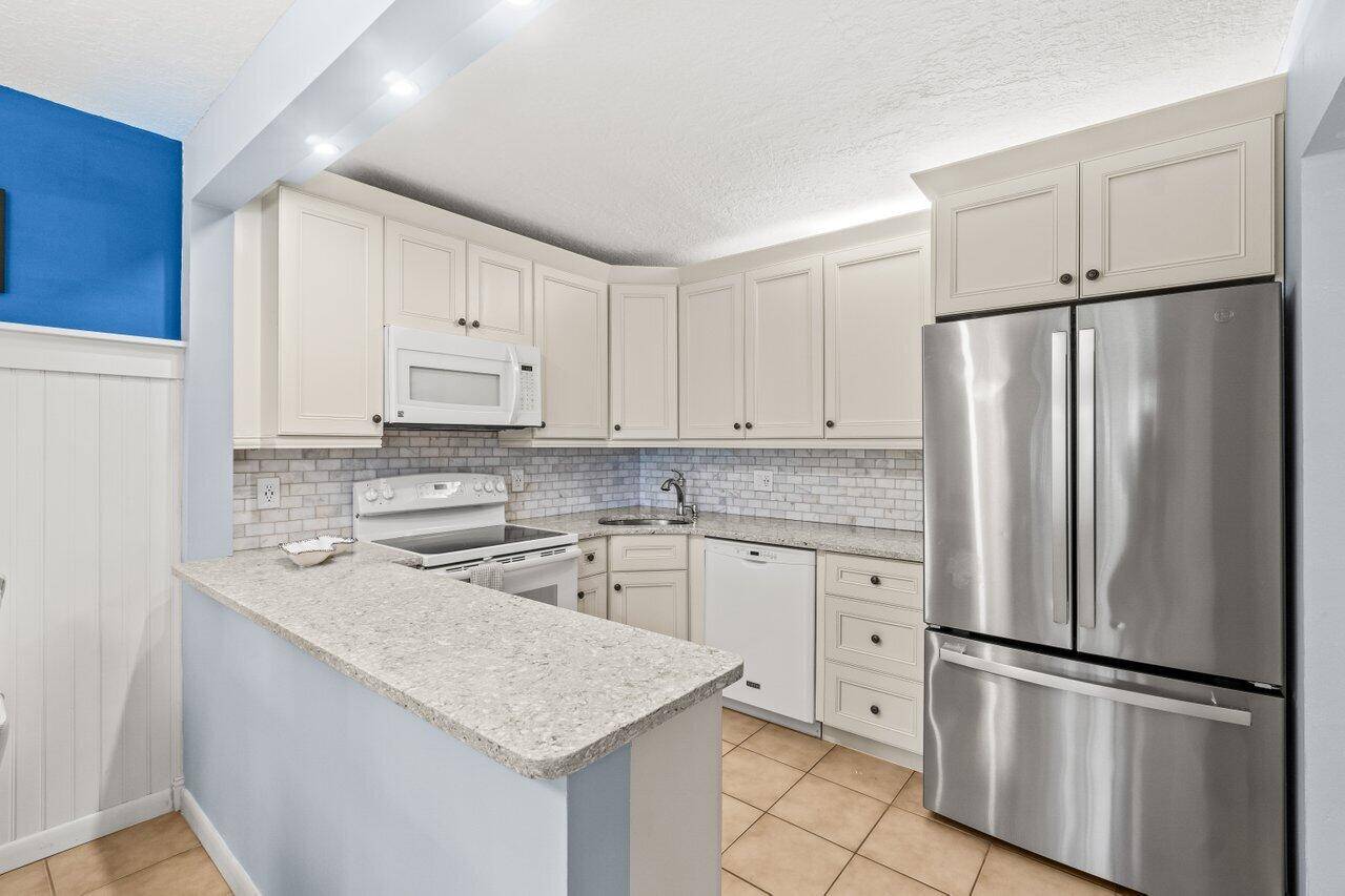 FULLY FURNISHED TURNKEY !