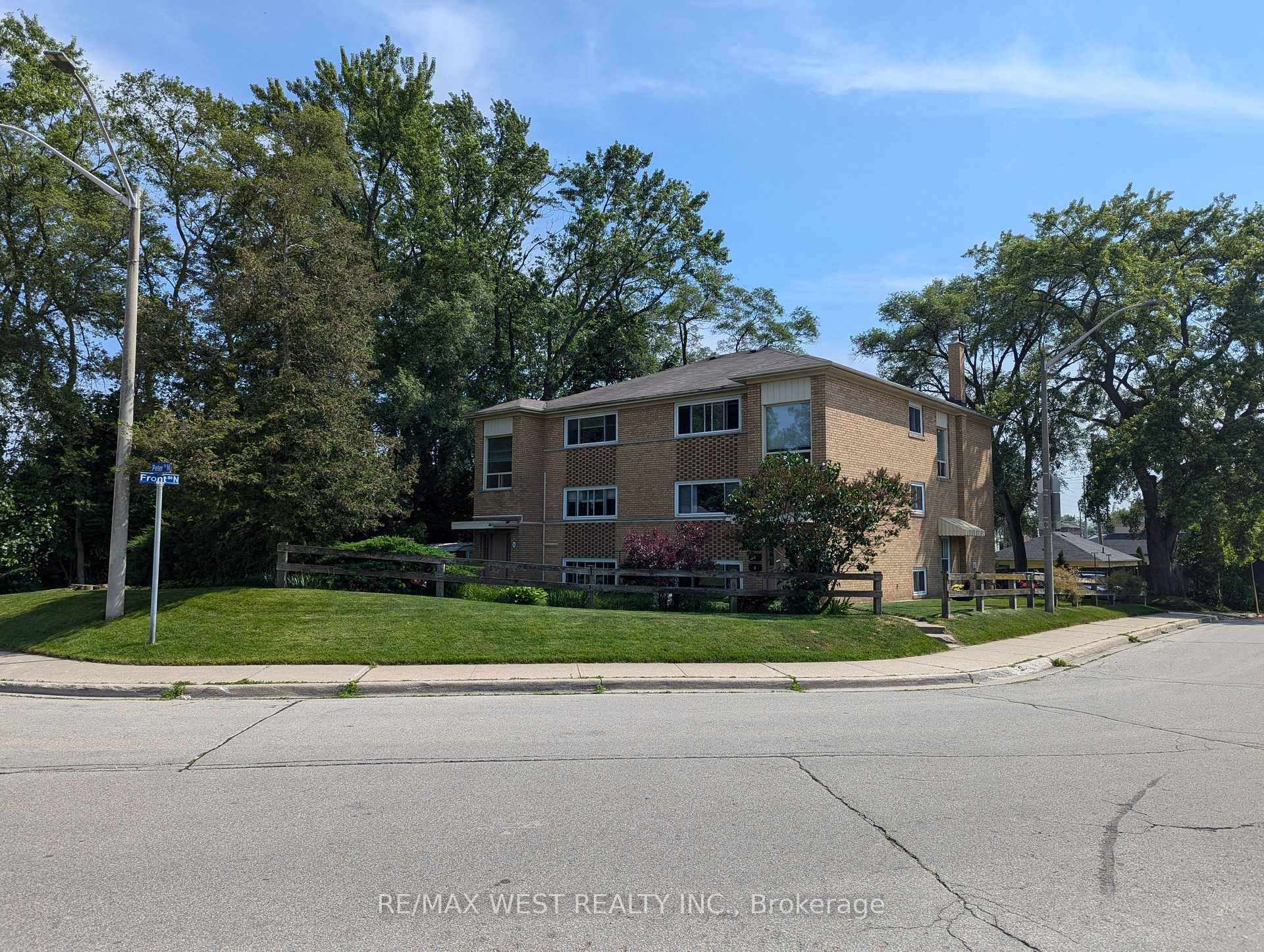 Live in the Heart of Port Credit where lifestyle meets convenience !