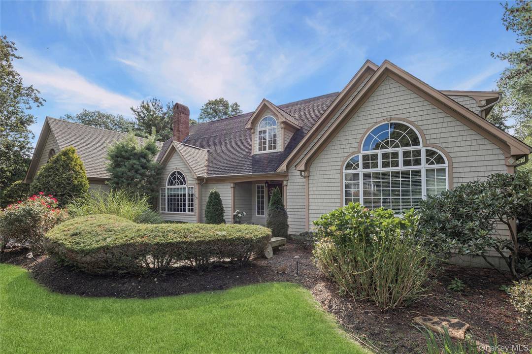 Beautiful 5 bedroom, 2 kitchens, post modern home featuring cathedral ceilings with fireplace in the den, formal dinning room, custom kitchen with stainless steel appliances, separate eating area with a ...