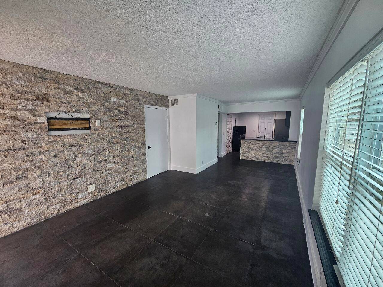 Spacious 2 Bed, 2 Bath Condo in Prime Davie Location !