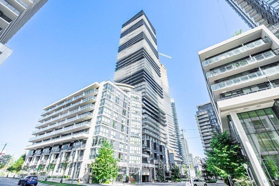 Luxury Living at Lago at the Waterfront !