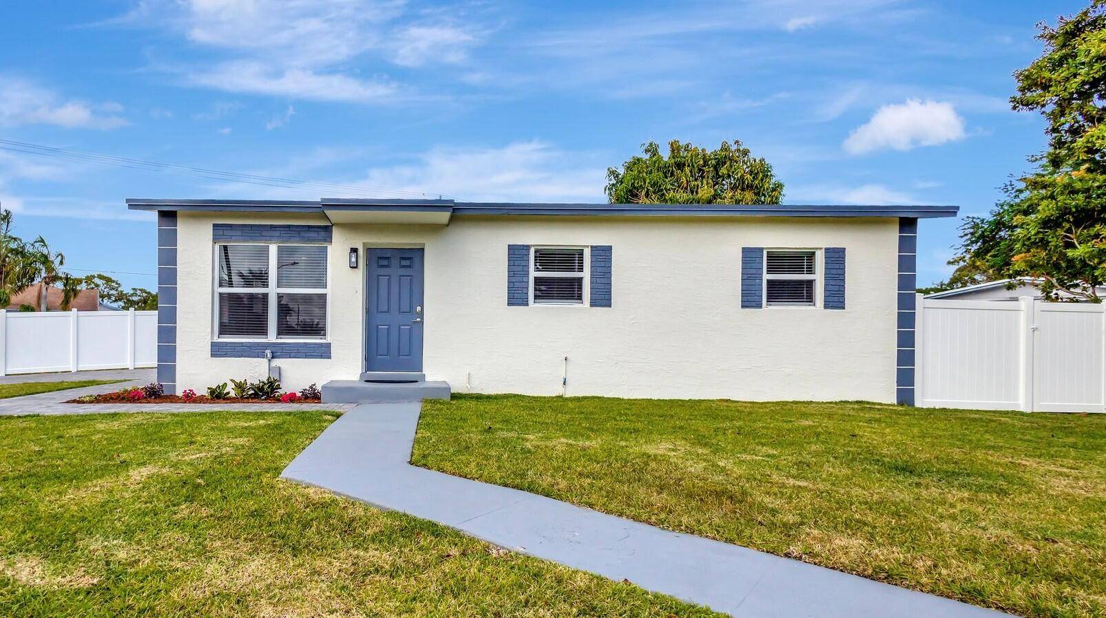 Beautifully Renovated 3BR 2BA Home in Delray Beach !