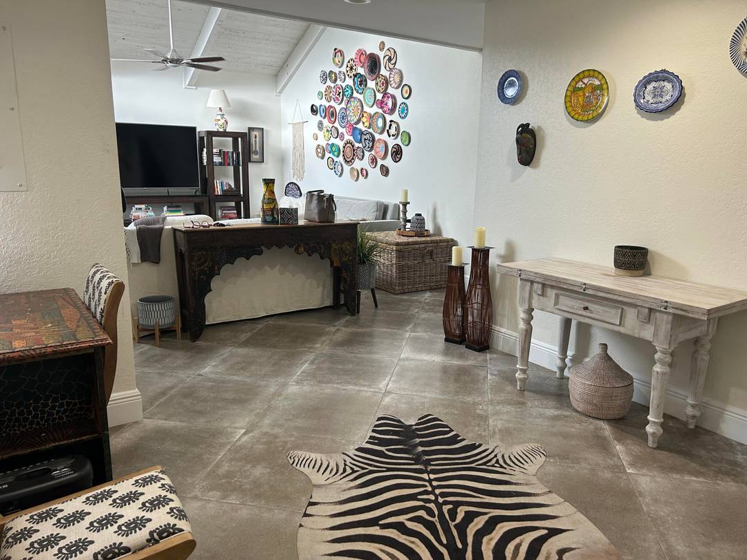 ENJOY A BEACH RENTAL IN THIS WELL APPOINTED ONE BEDROOM SEA LOFTER WITHIN WALKING DISTANCE TO JUPITER BEACH.