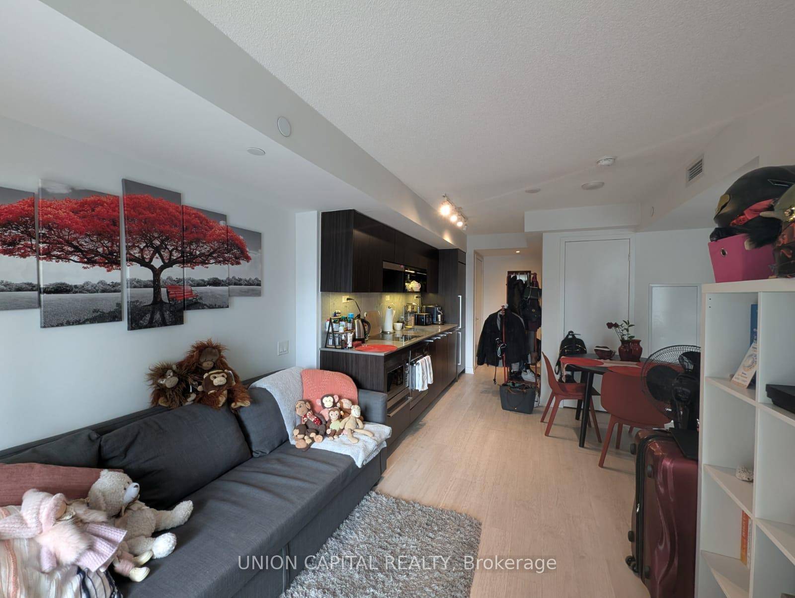 Live in the heart of the city at Fort York amp ; Bathurst in this well appointed 1 bedroom, 1 bathcondo by Concord.