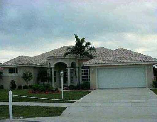 Charming 3 Bedroom, 3 Bath Pool Home in the Heart of Tequesta !