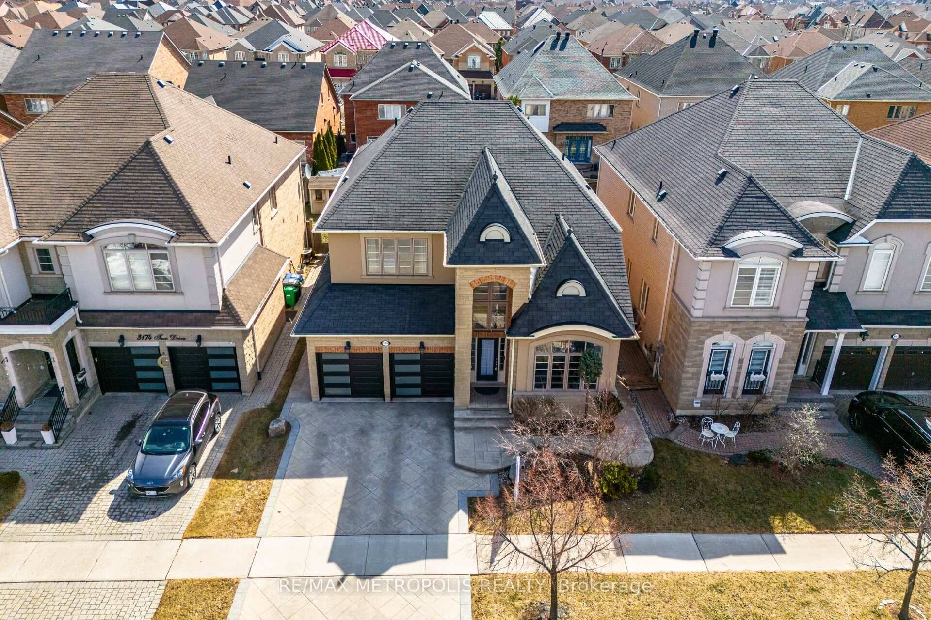 Welcome to your Modern and Luxurious Dream Home, Nestled in the prestigious Churchill Meadows neighbourhood.