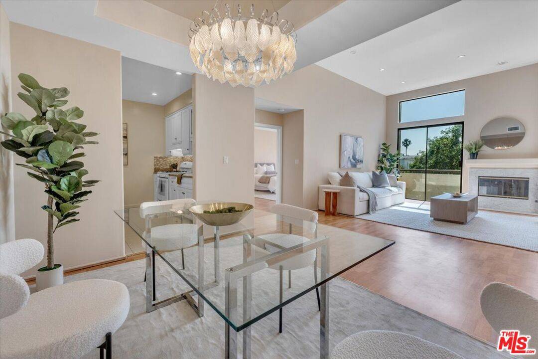 910 S Bedford St 2BR Beverlywood La