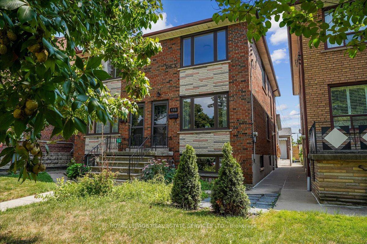 Bright and spacious renovated bachelor basement suite in a fantastic location !