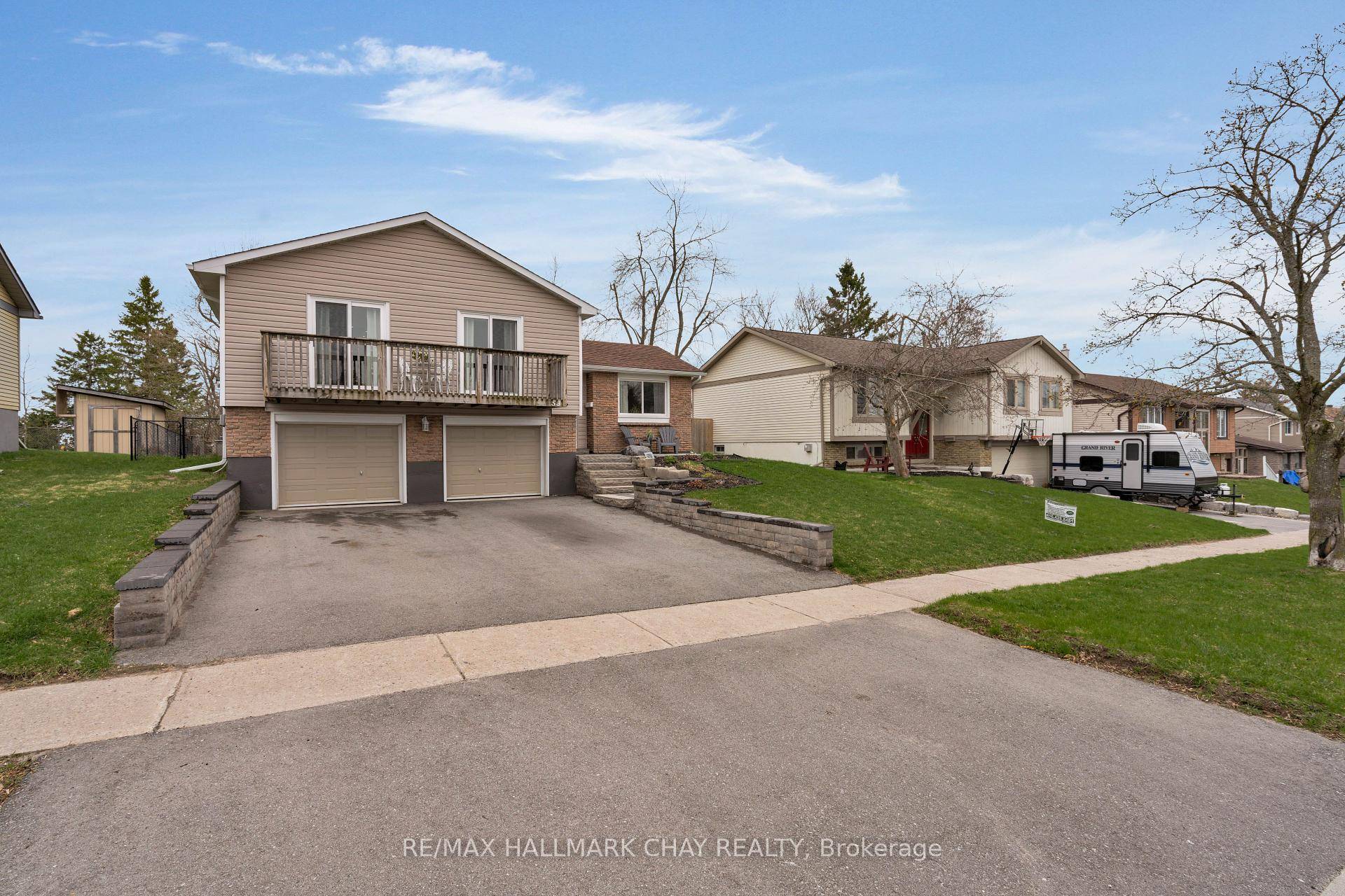 Welcome to this charming and updated 3 bedroom side split nestled in Barrie's desirable north end !