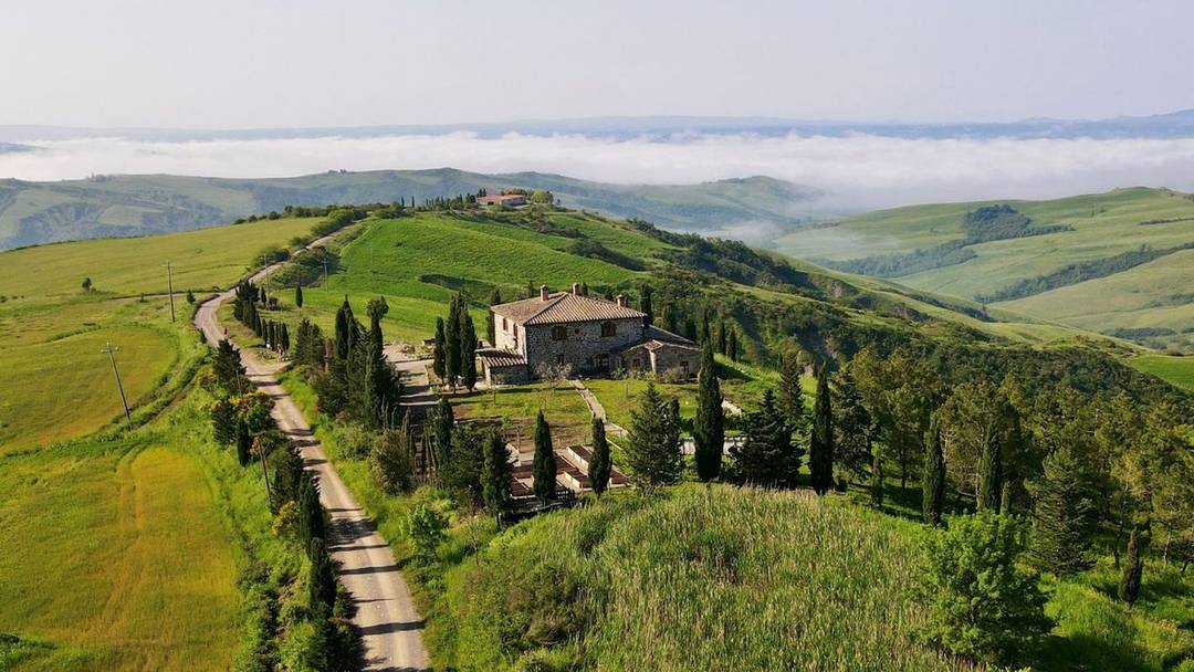 In the heart of Val d'Orcia, restored 17th-century residence with panoramic views, 450 square metres, spa, garden and land. A residence of great charm