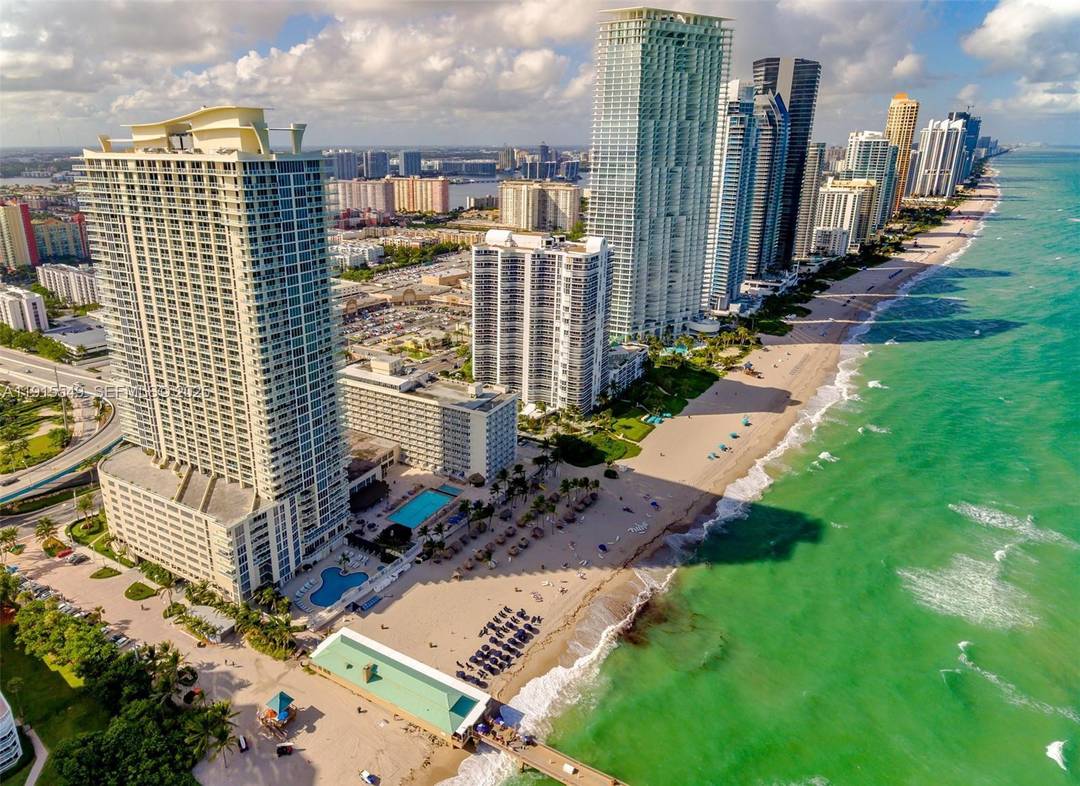 Sunny Isles ! Oceanfront Bldg, breathtaking ocean view from this 1 bed 1.