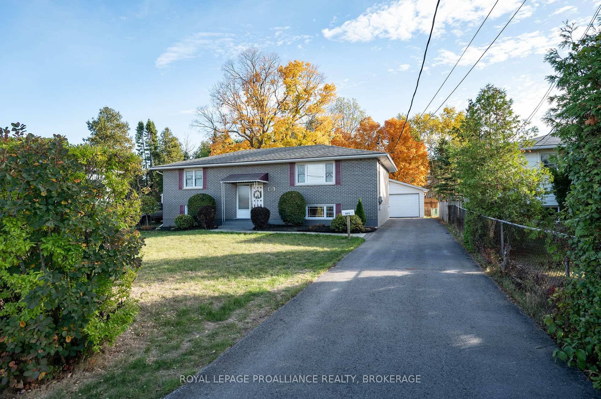 855 Woodbine Road is a versatile raised bungalow tucked on a quiet street in Kingston's west end Woodbine neighbourhood.
