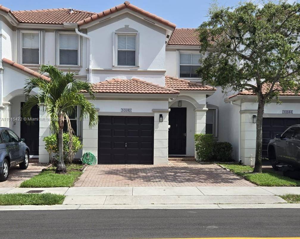 Charming well kept townhouse in Antilles at Island of Doral.