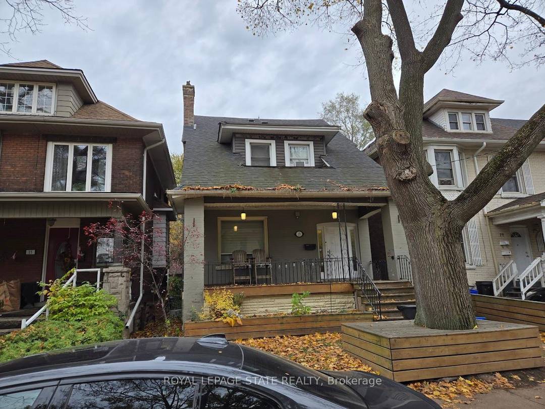 Duplex close to downtown Hamilton and all major amenities.