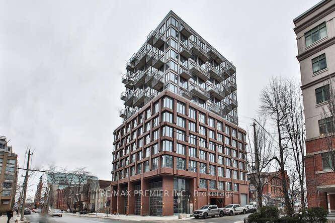 Discover this Functional And Stylish 1 bedroom den Condo at The Rush !