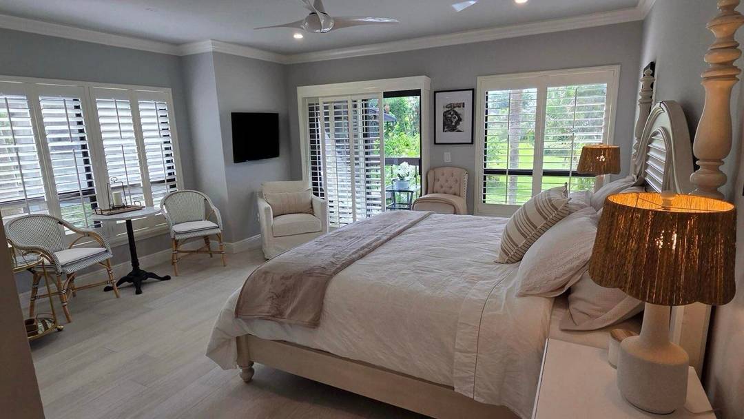 Newly renovated and designer furnished second floor studio apartment located in the prestigious Palm Beach Polo Club just 5 minutes from the horse show.