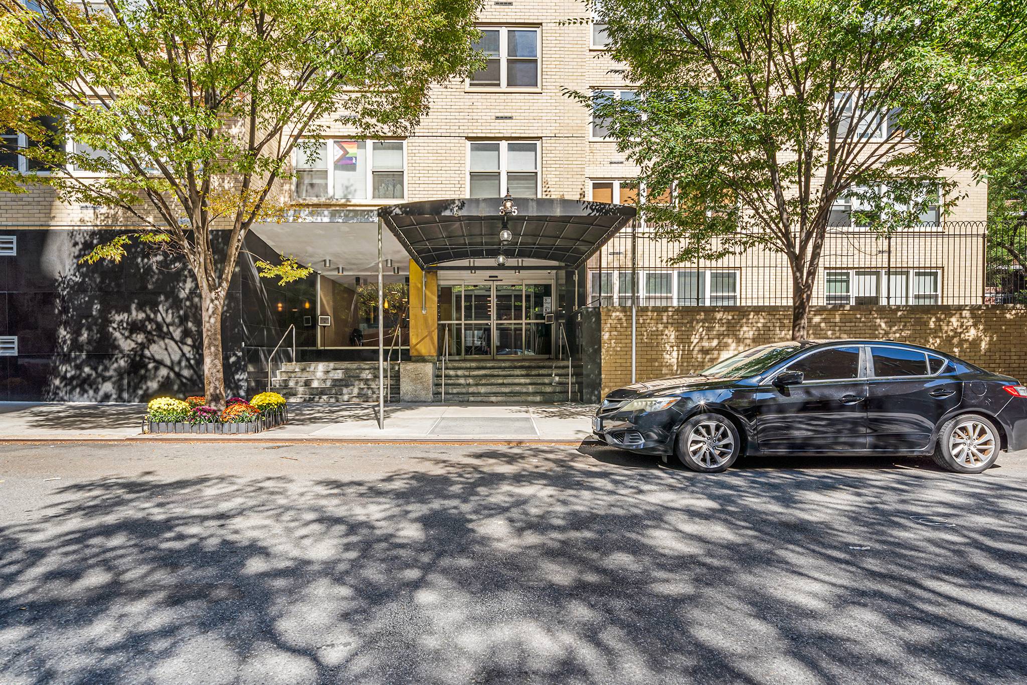 Modern convenience meets prime location in this well maintained building offering discounted valet parking for shareholders.