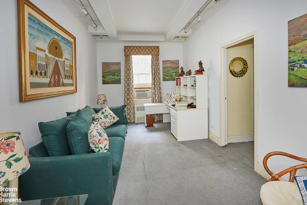 One bedroom Apt in one of the most prestigious Building In Manhattan.