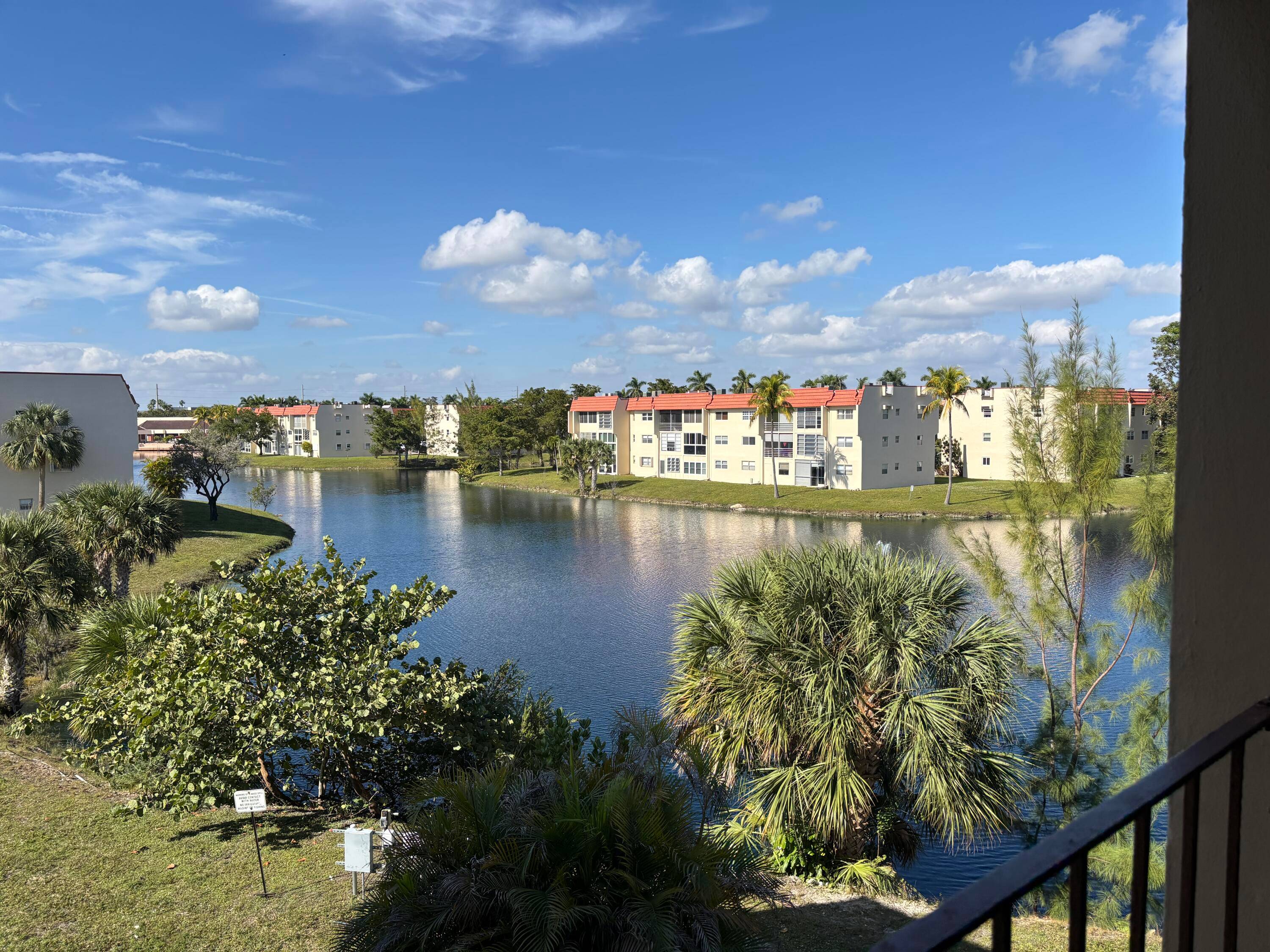 One Bedroom Condo in 55 Community Sunrise, South FloridaWelcome to this beautiful one bedroom condo located in a vibrant 55 community in sunny South Florida.