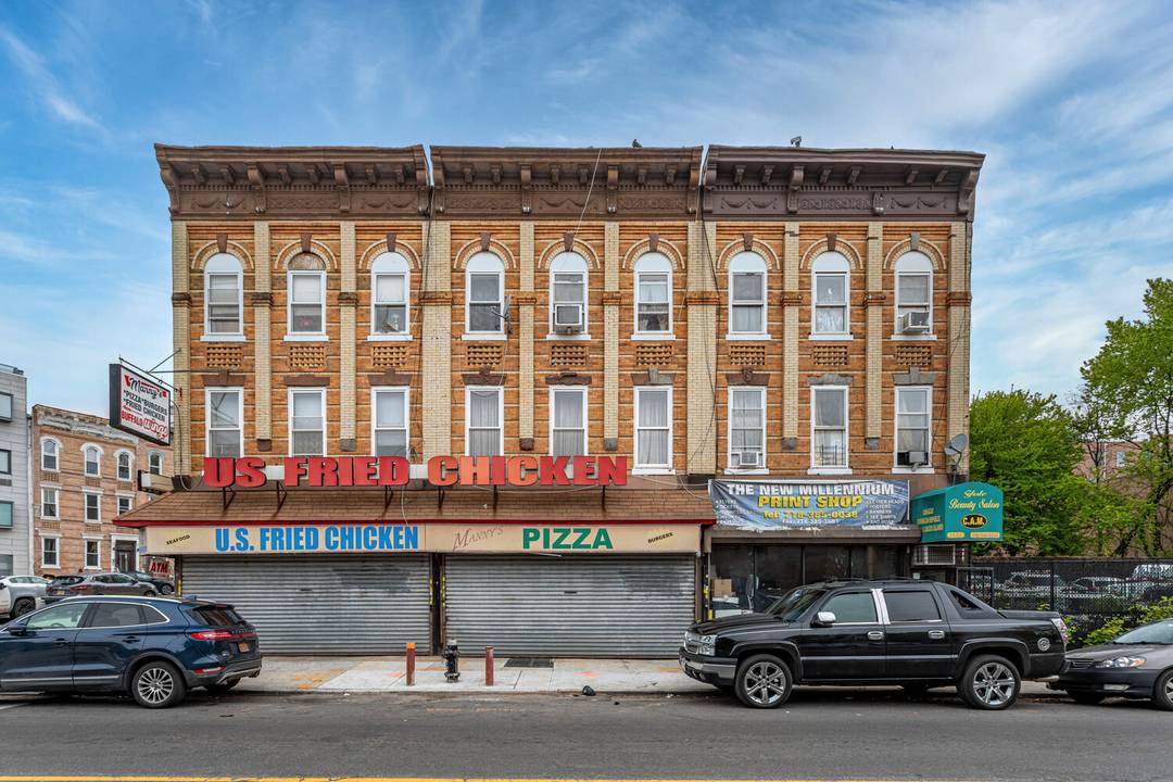 This Mixed use property features 12 units, Storefronts, 12 bedrooms, 12 full baths, eat in kitchen amp ; full finished basement.