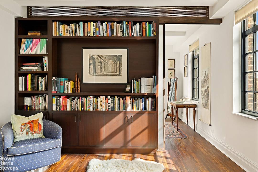 Delightful Sunny One Bedroom in Woodstock Tower Residence 1001 is a charming corner one bedroom replete with natural light, views and special details.