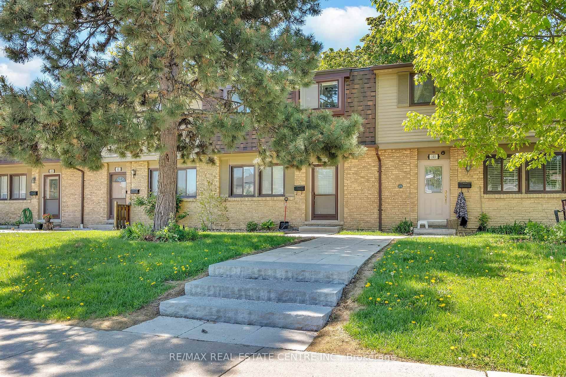 Fantastic opportunity to own this spacious and well maintained 3 1 bedroom townhome in a highly convenient location !