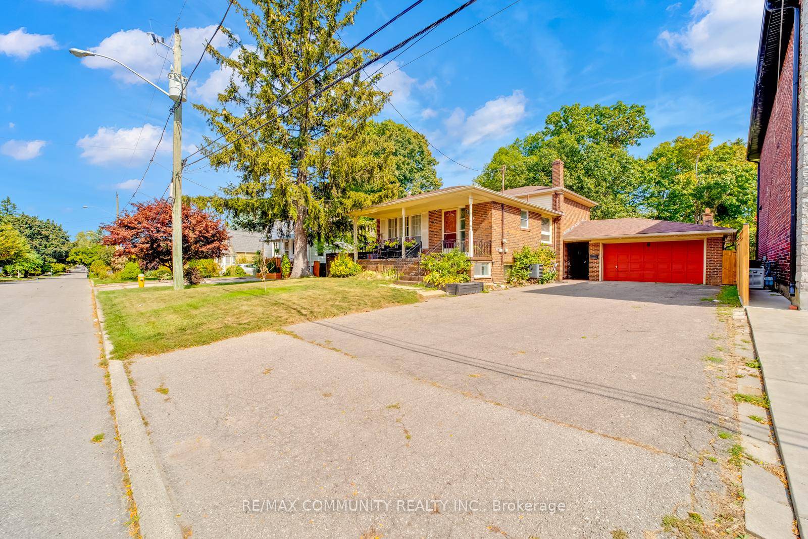 This well kept, spacious 2 bedroom basement unit is nestled in the desirable Clairlea area of Toronto.