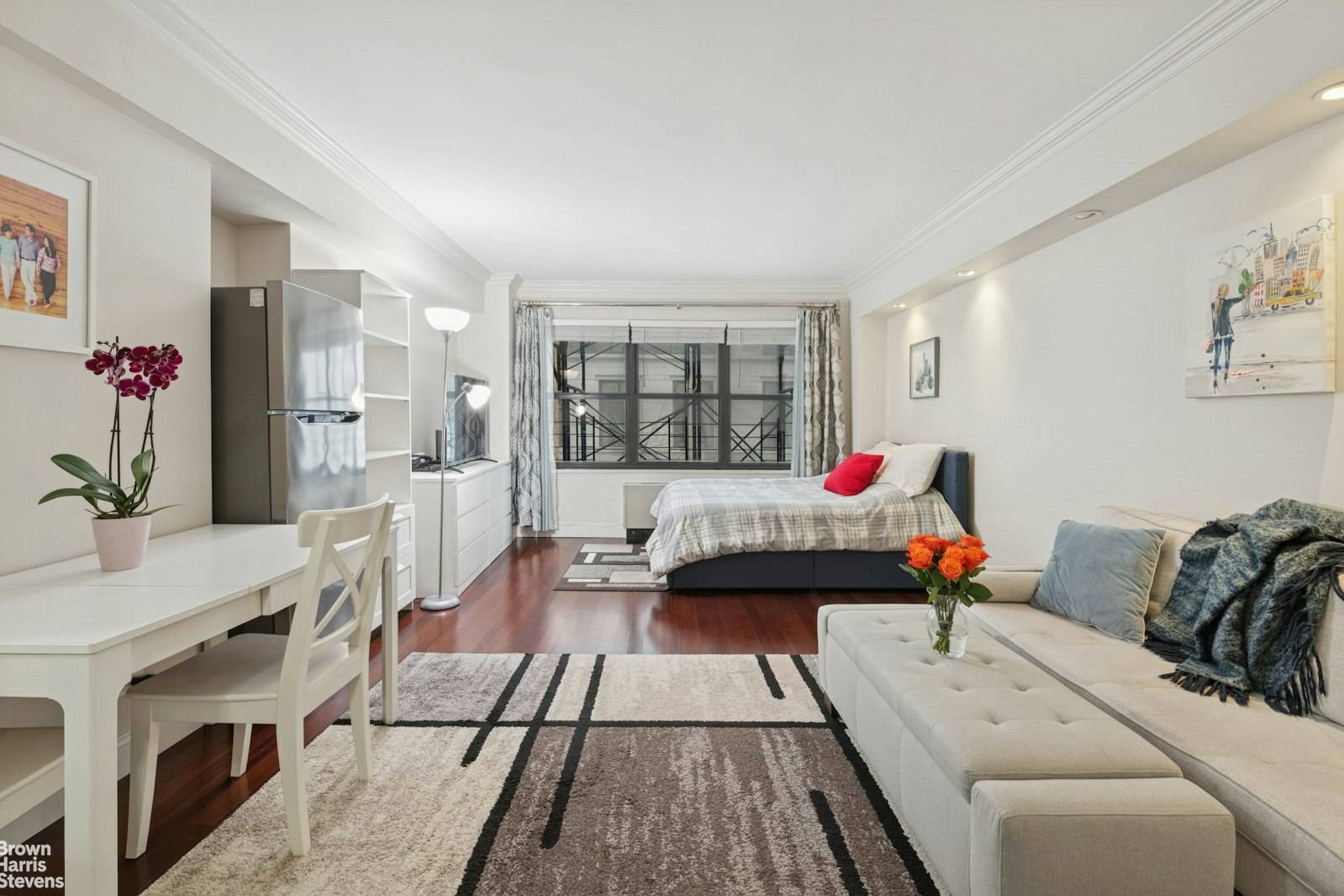 Delightful Studio in Prime Midtown East Location !