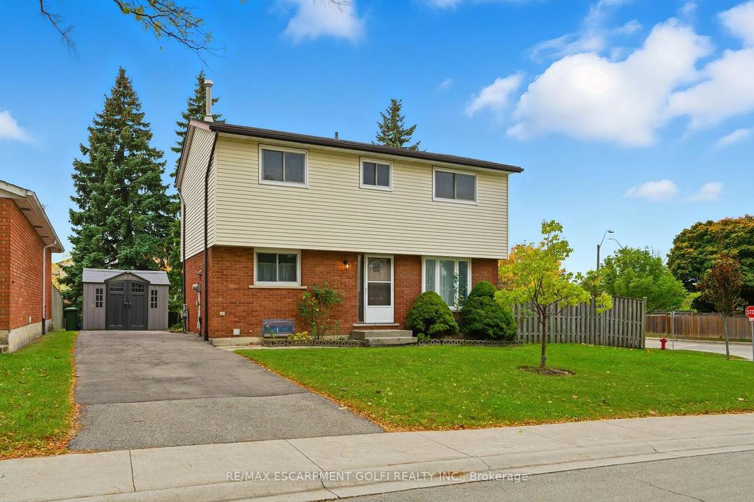 Welcome to this well maintained, detached two storey home located on a quiet, family friendly crescent on Hamilton Mountain.