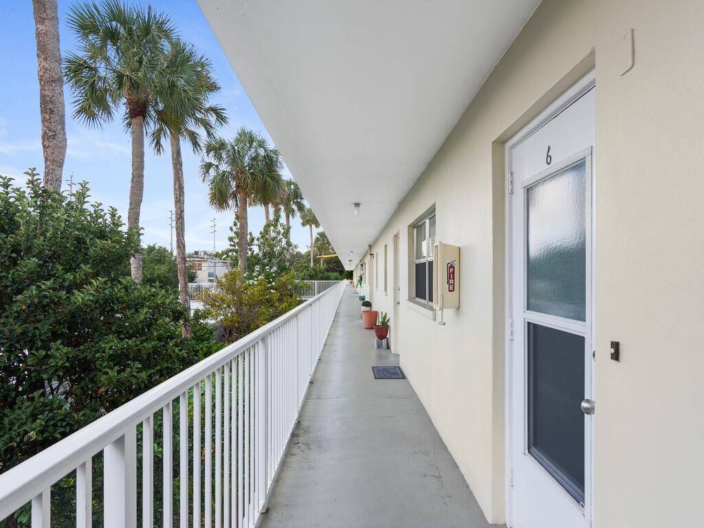 Very Vero ! ! This charming 2nd floor 1bd 1ba condo with Florida Room is move in ready, freshly painted, with new flooring and appliances.