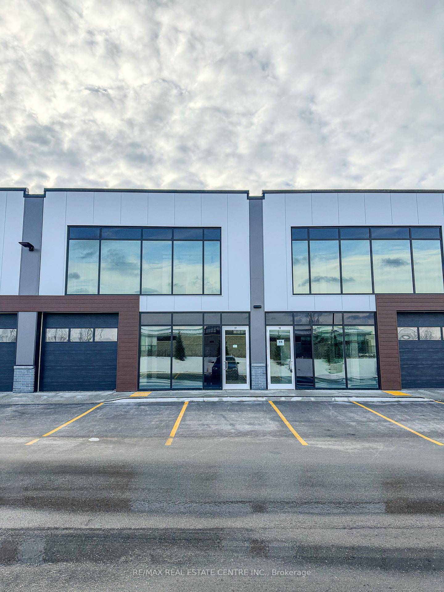 Discover the perfect blend of functionality and sophistication in this brand new industrial condo Discover the perfect blend of functionality and sophistication in this brand new industrial condo located in ...